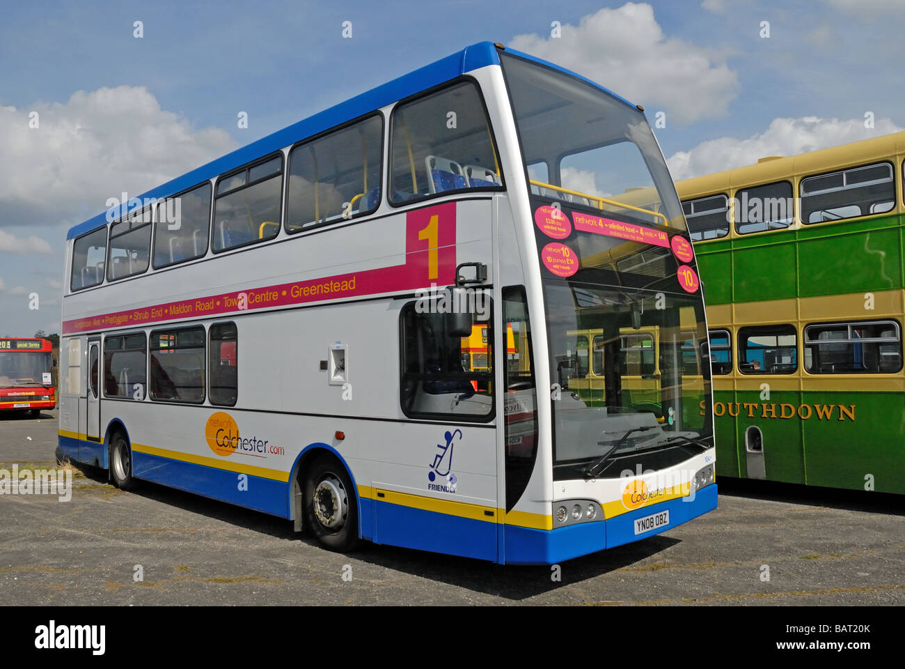 Trois quart vue latérale d'YN08 OBY un réseau Colchester Scania CM230UD bus à impériale orne Group East Lancs carrosserie Banque D'Images