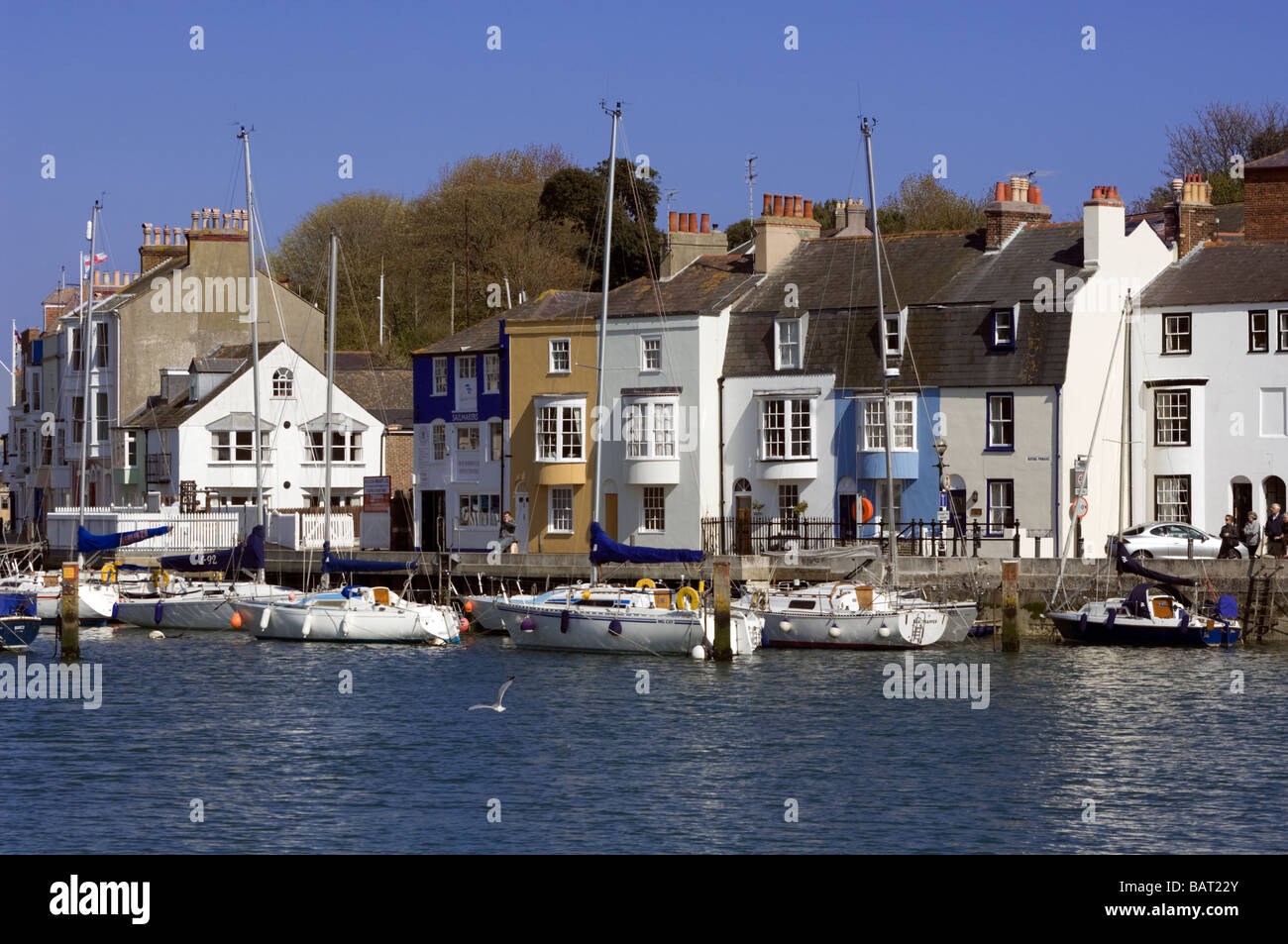 Cottages pittoresques sur le bord du port de Weymouth, dans le Dorset Banque D'Images