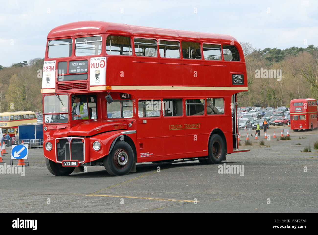 Trois quart Vue de côté VYJ 808 Ensign London Transport bus Company RM 1361 utilisé comme un bus d'alimentation au bus de Cobham Banque D'Images