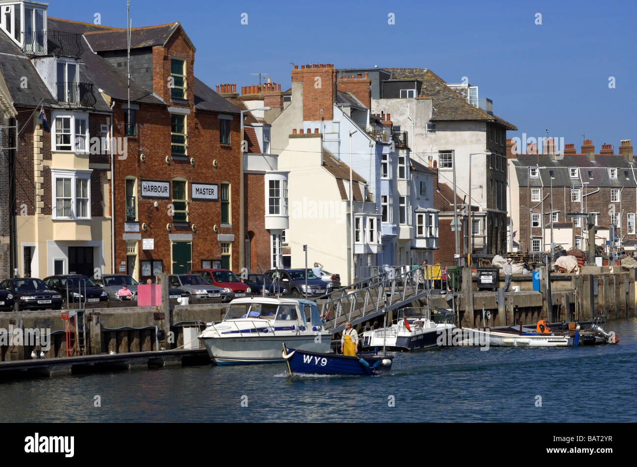 Voile chugs passé l'office de capitaine de port dans le port de Weymouth, dans le Dorset, un jour ensoleillé Banque D'Images