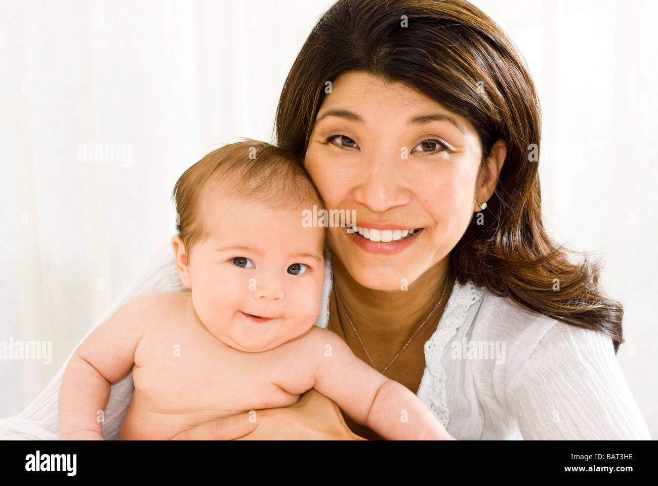 Portrait of mother holding baby Banque D'Images