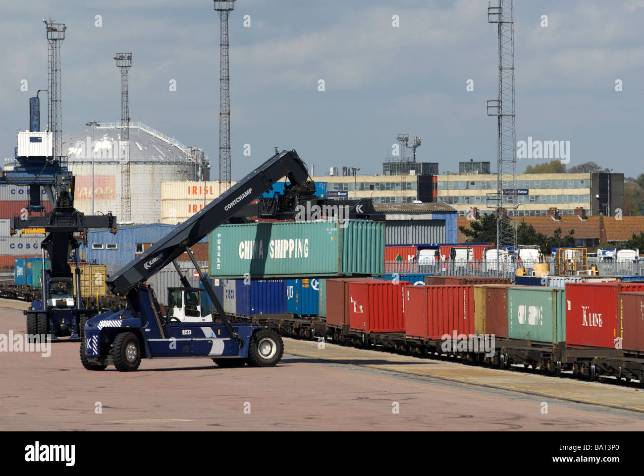 Conteneurs d'être chargés à bord d'un train de marchandises à la southern rail terminal, port de Felixstowe, Suffolk, UK. Banque D'Images