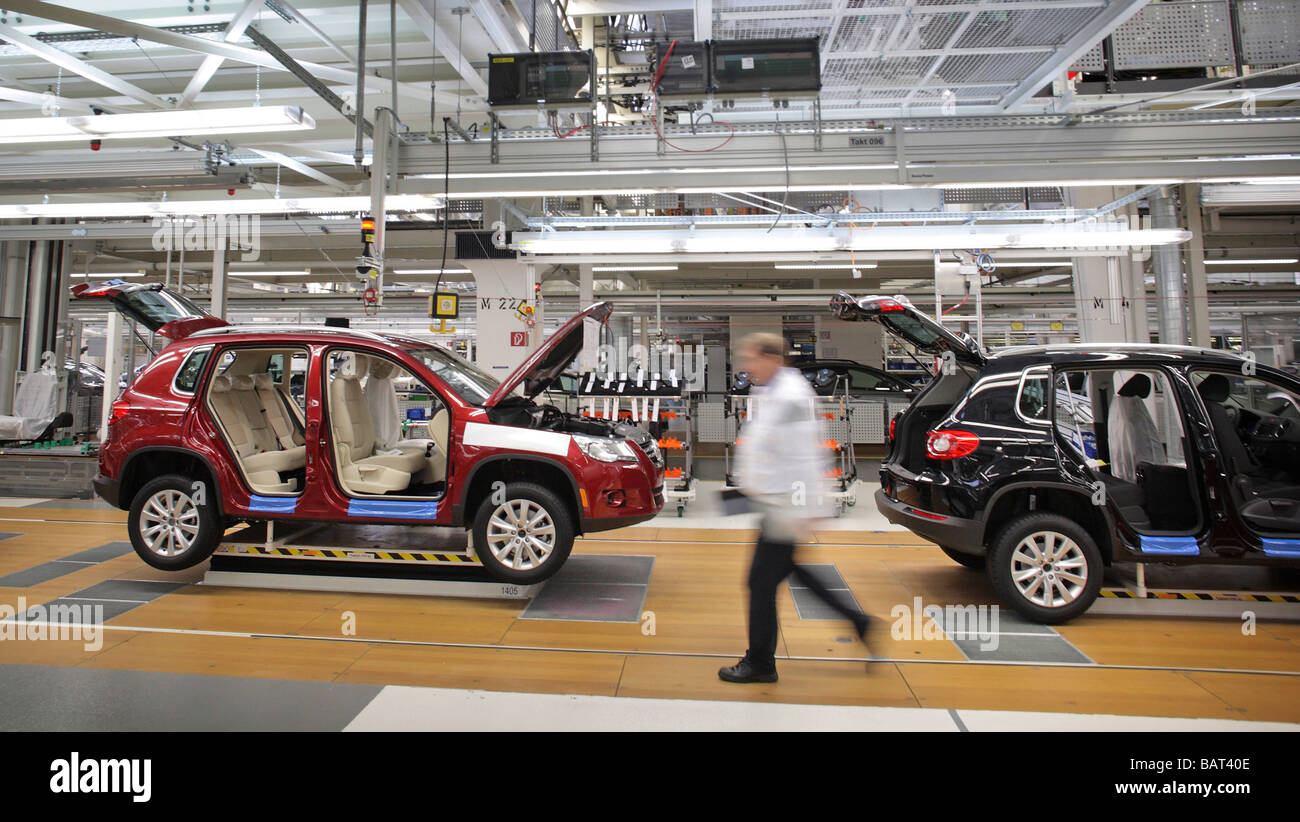 Travailleur à la chaîne de montage de la VW Tiguan chez Auto 5000 GmbH Groupe Volkswagen Wolfsburg Allemagne Banque D'Images