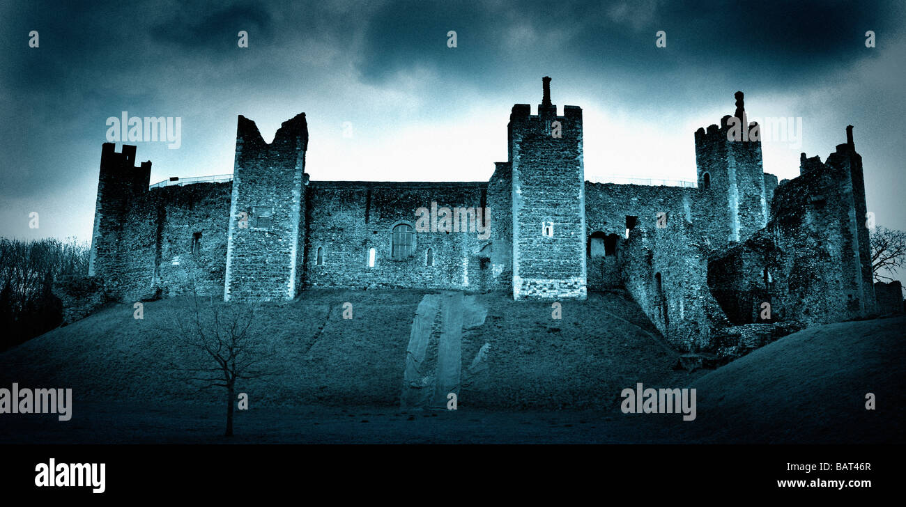 Moody grenu noir et blanc image panoramique de Framlingham Castle France Banque D'Images
