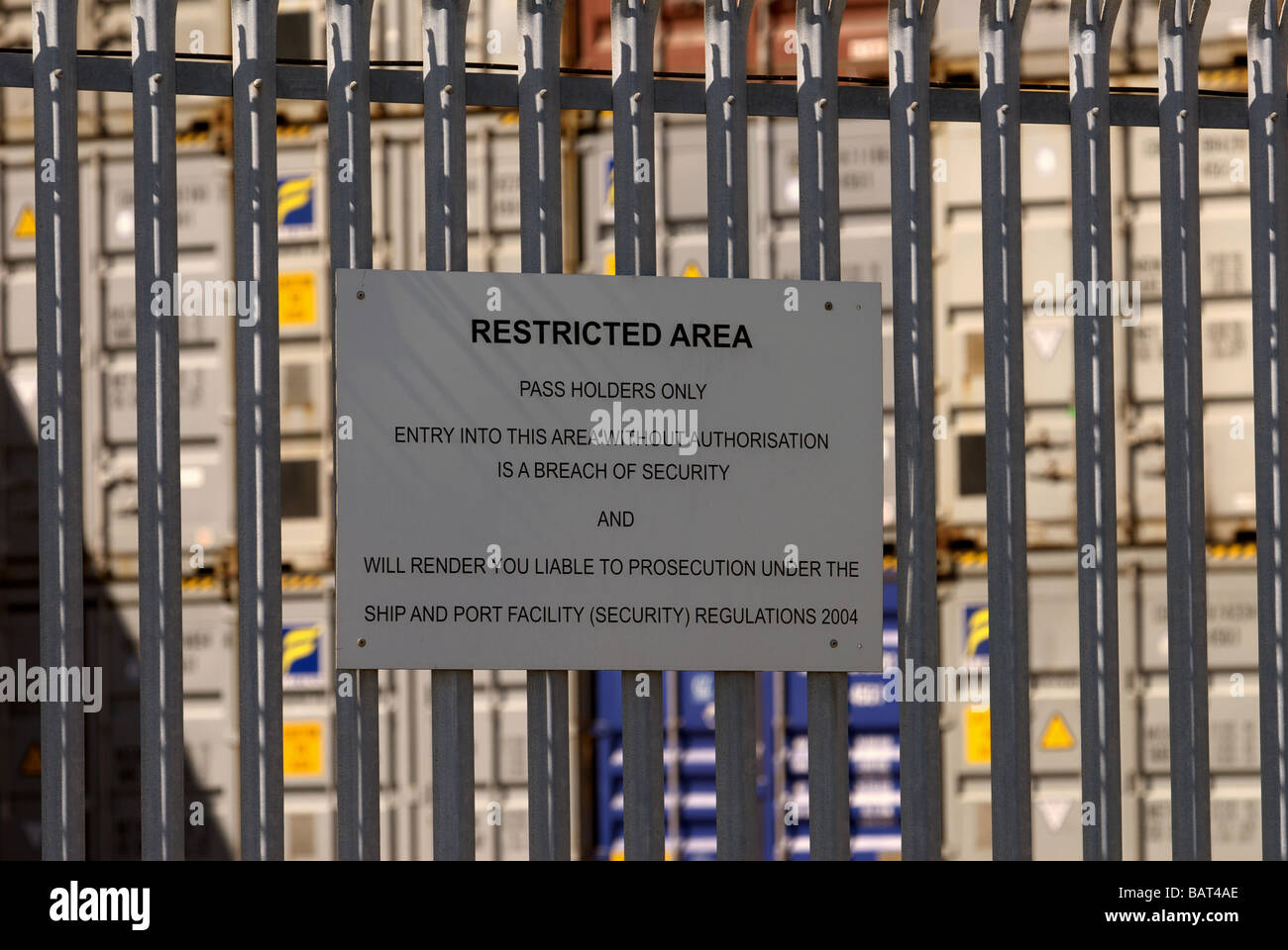 Restricted area sign, port de Felixstowe, Suffolk, UK. Banque D'Images