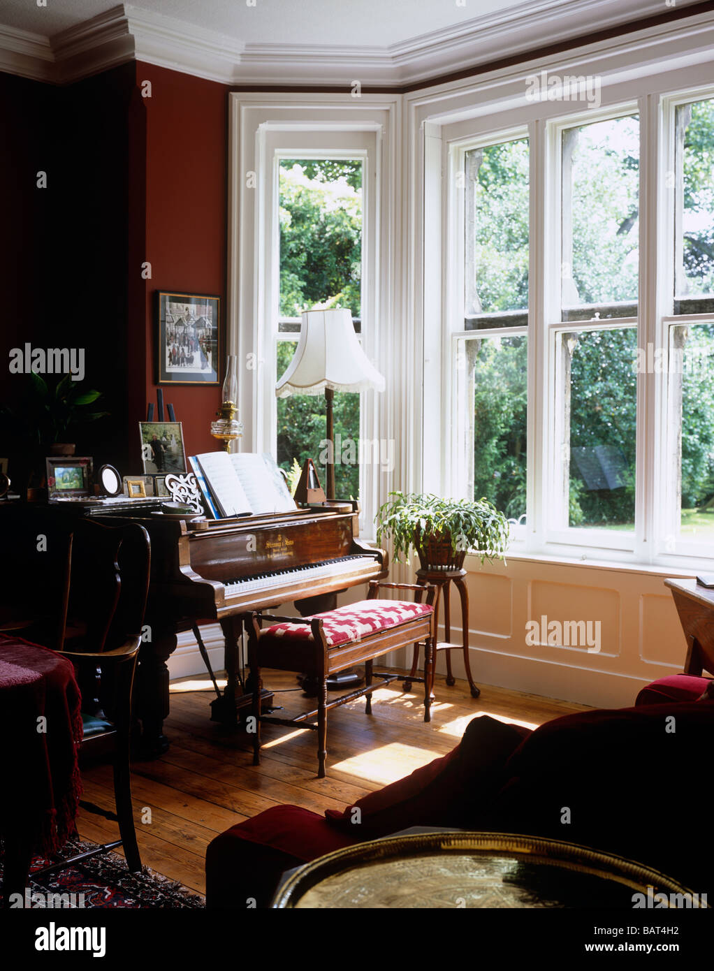 Baby Grand Piano Steinway en face d'une fenêtre en baie dans un style anglais maison Banque D'Images