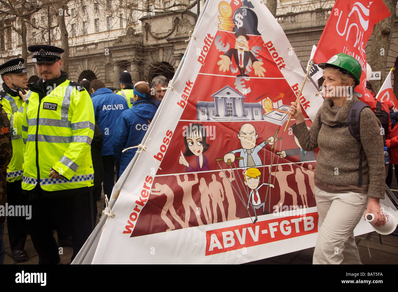 Des manifestants et la police lors du G20 d'urgence climatique à Londres Mars 2009 Banque D'Images