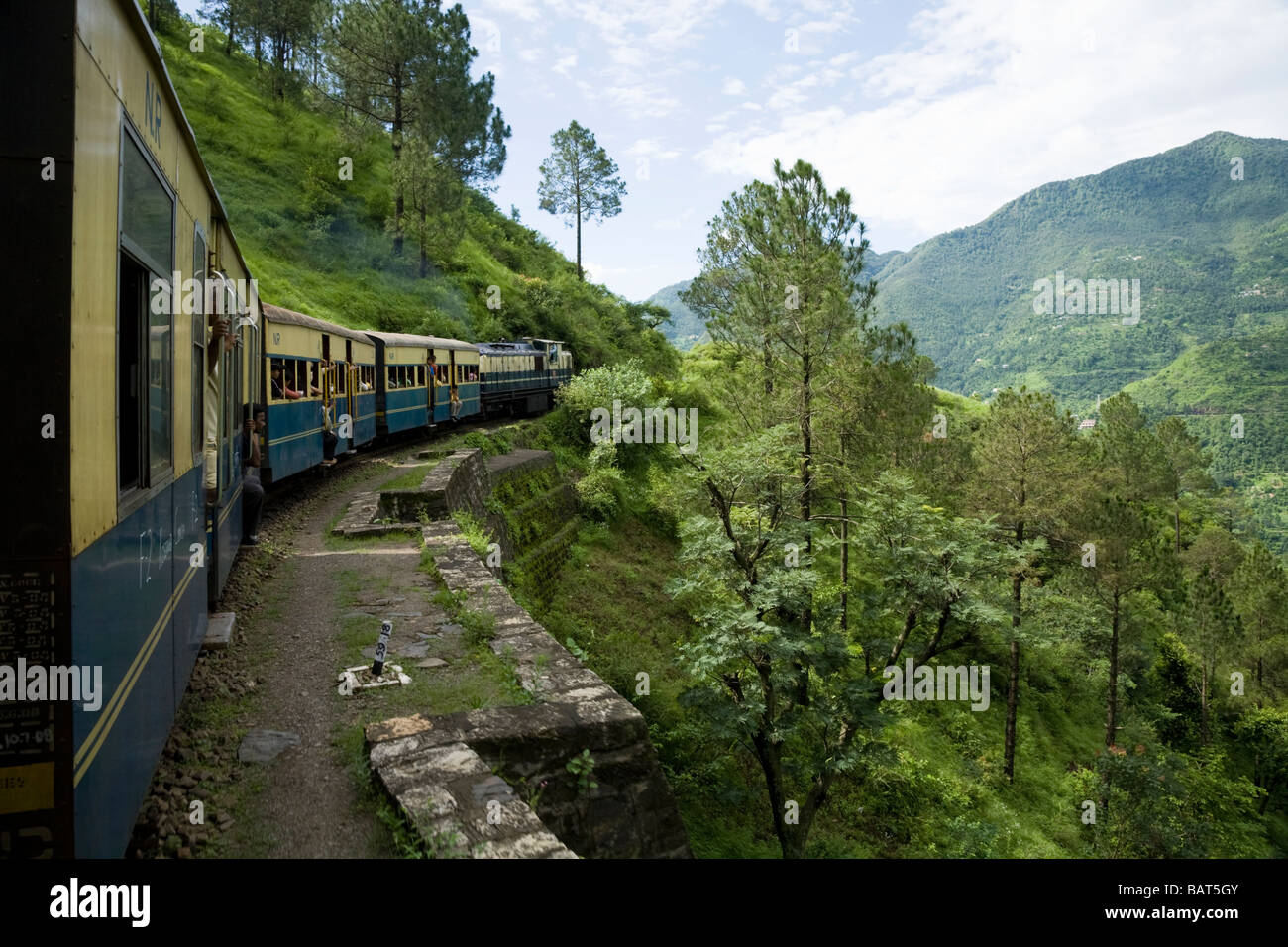 Train et wagons de chemin de fer sur l'Kalka-Shimla. Shimla, Inde. Banque D'Images