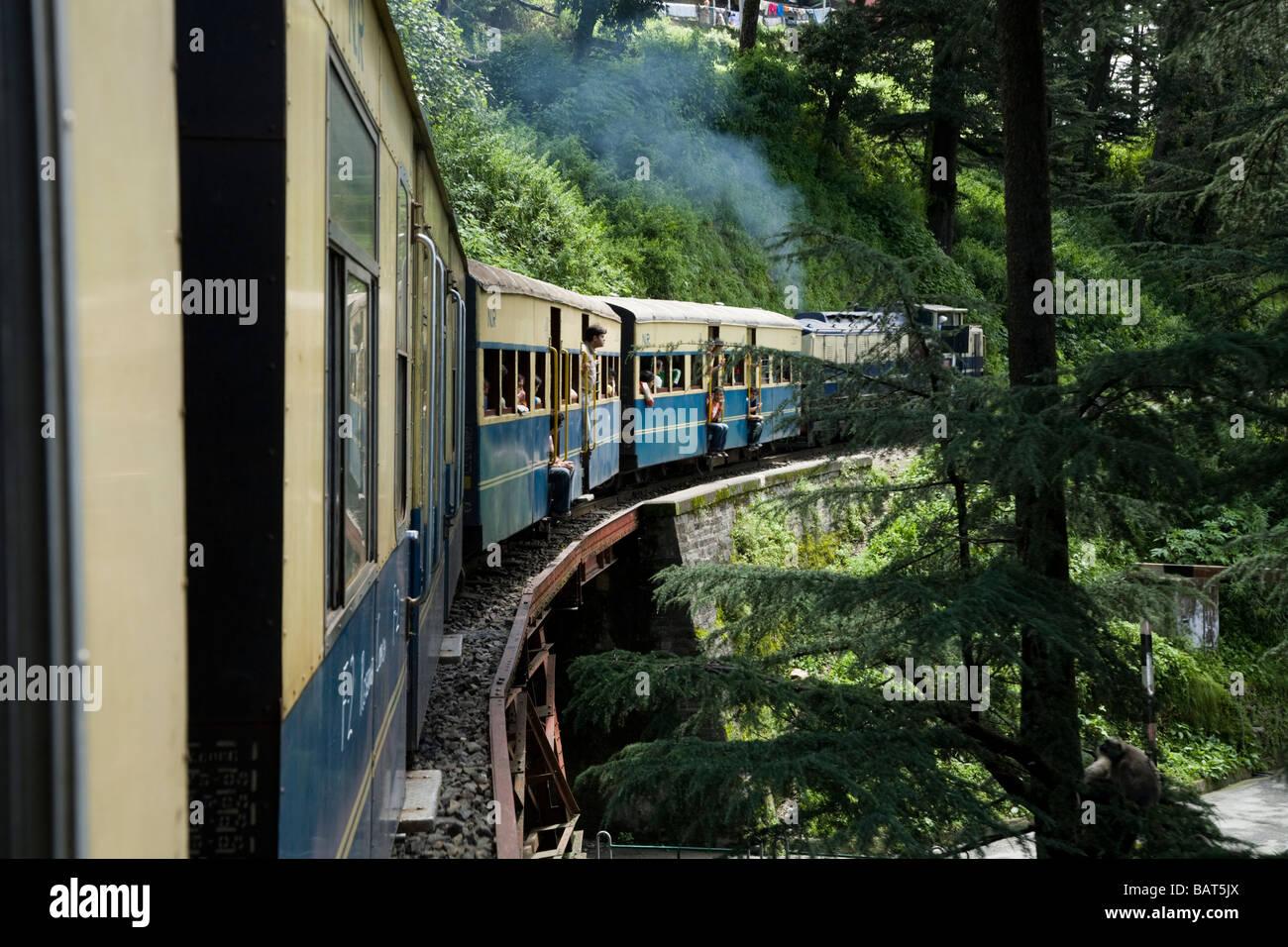 Train et wagons de chemin de fer sur l'Kalka-Shimla. Shimla, Inde. Banque D'Images