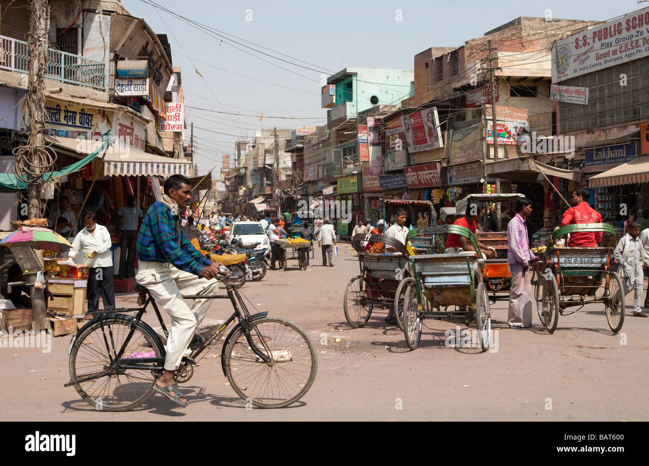 Le trafic de pousse-pousse à Varanasi Utter Pradesh Inde Banque D'Images