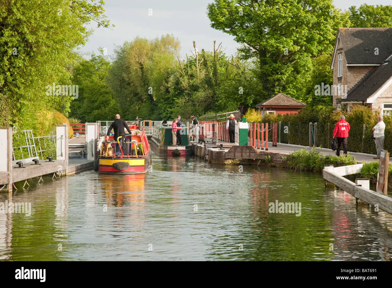 La négociation d'Osney Narrowboats verrou sur la Tamise à Oxford UK Banque D'Images