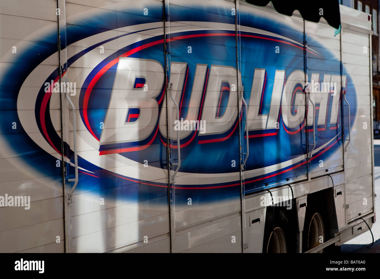 Logo Bud Light est vu sur un camion de livraison sur la rue St Jean street dans la ville de Québec Banque D'Images