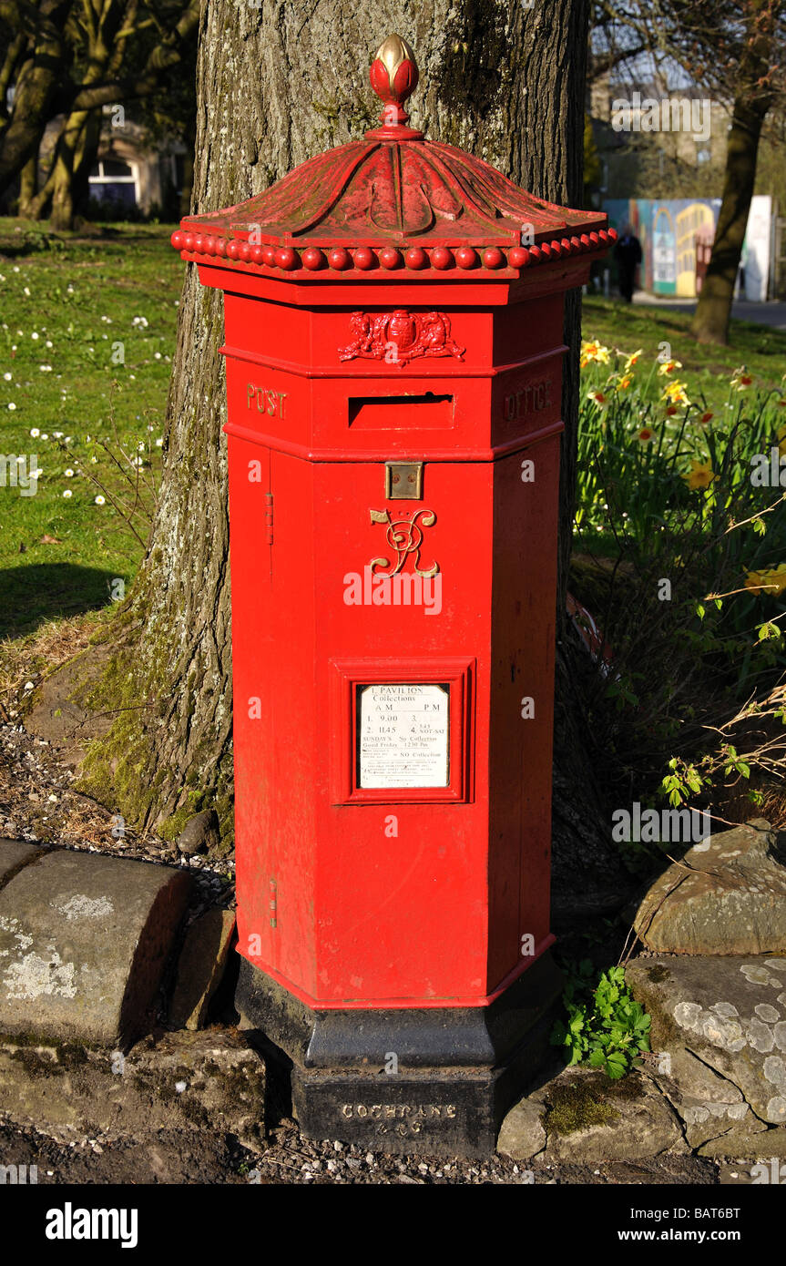 Postbox victorien rouge, la place, Buxton, Derbyshire, Angleterre, Royaume-Uni Banque D'Images