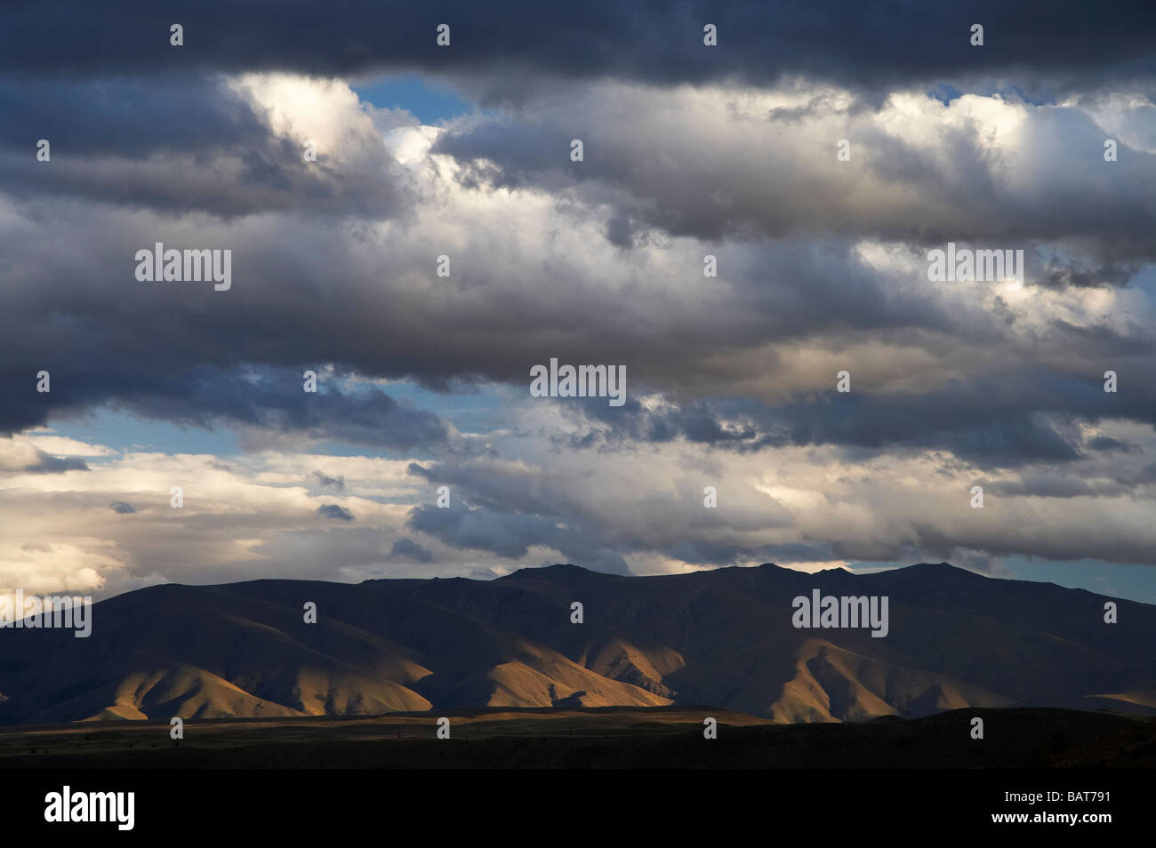 Les nuages et la lumière sur la dernière gamme Benmore North Otago ile sud Nouvelle Zelande Banque D'Images