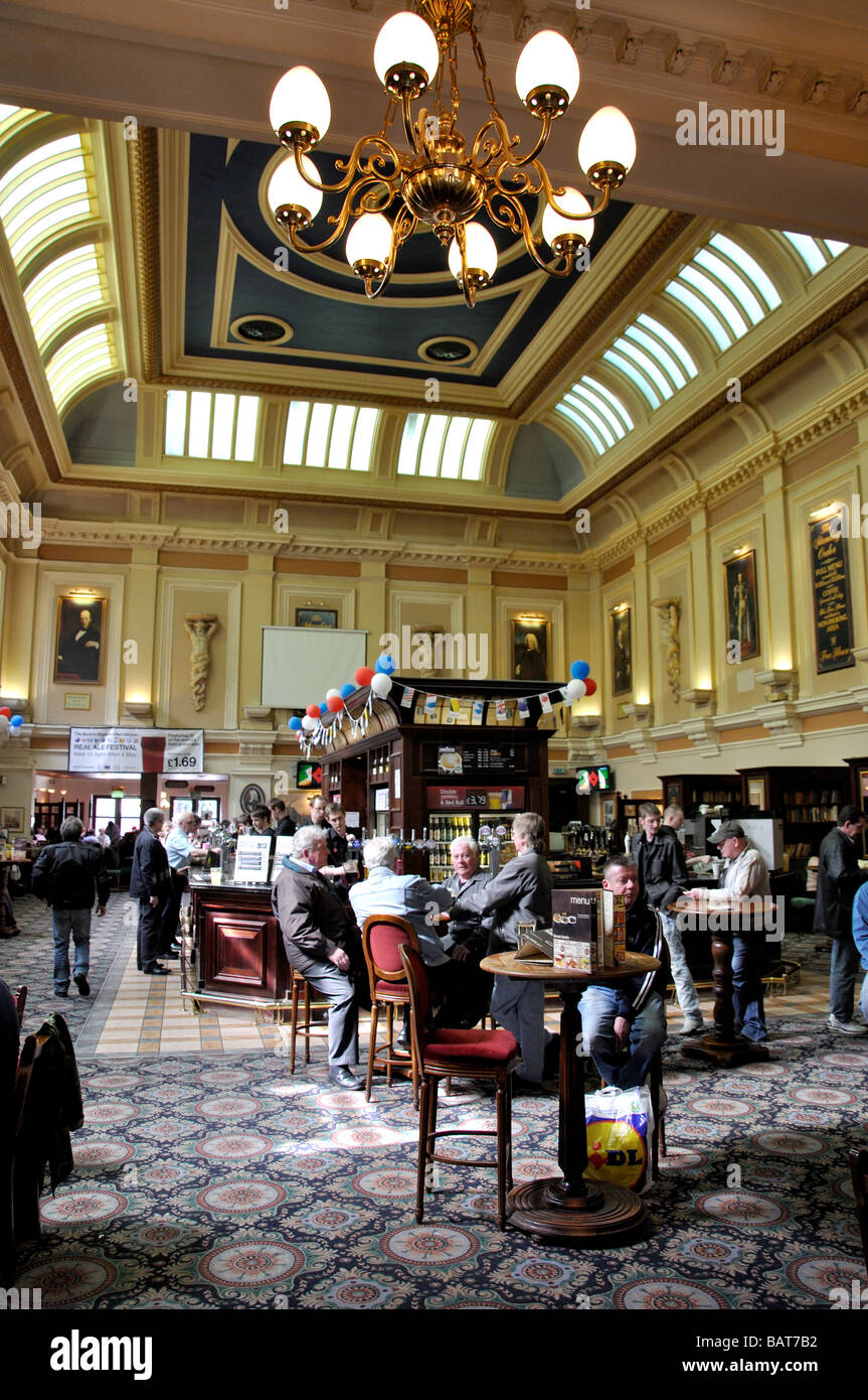 L'intérieur de la 'Wetherspoons JD Article' Pub, porte de fer, Derby, Derbyshire, Angleterre, Royaume-Uni Banque D'Images