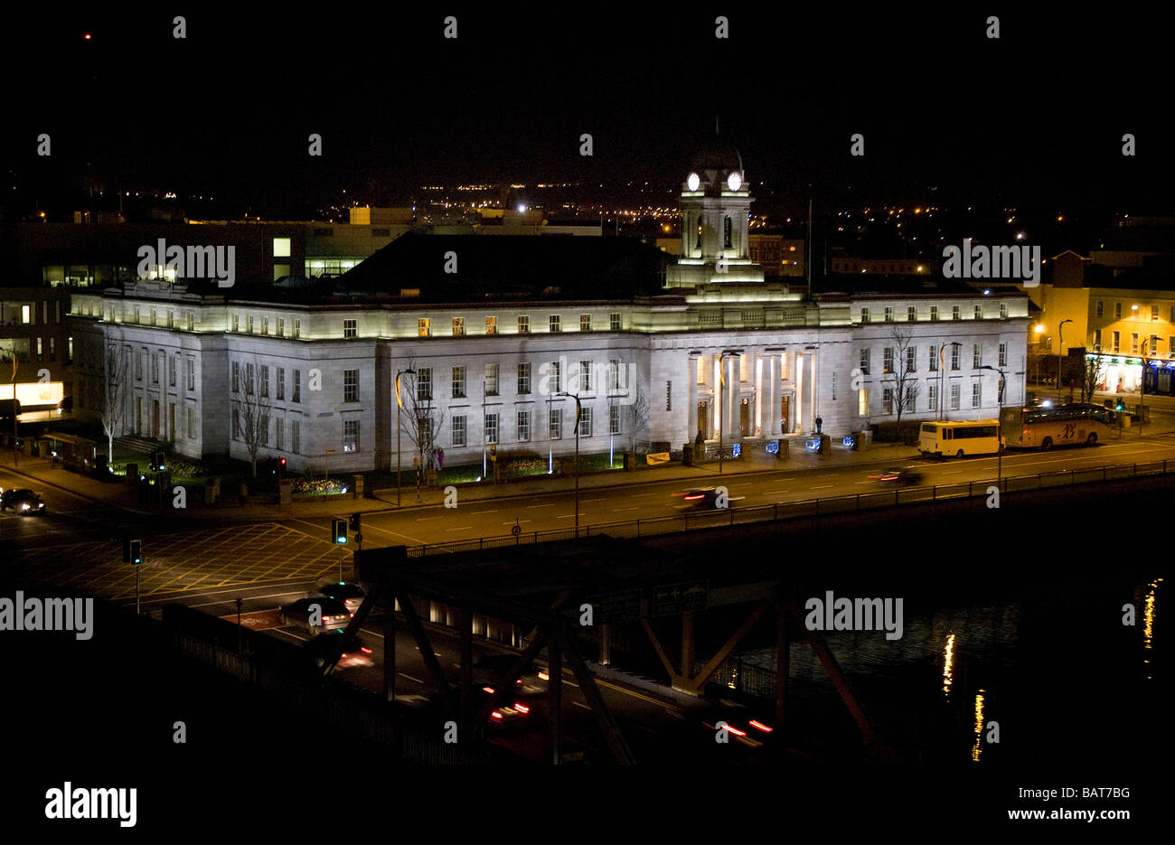 Cork County hall éclairé la nuit Banque D'Images