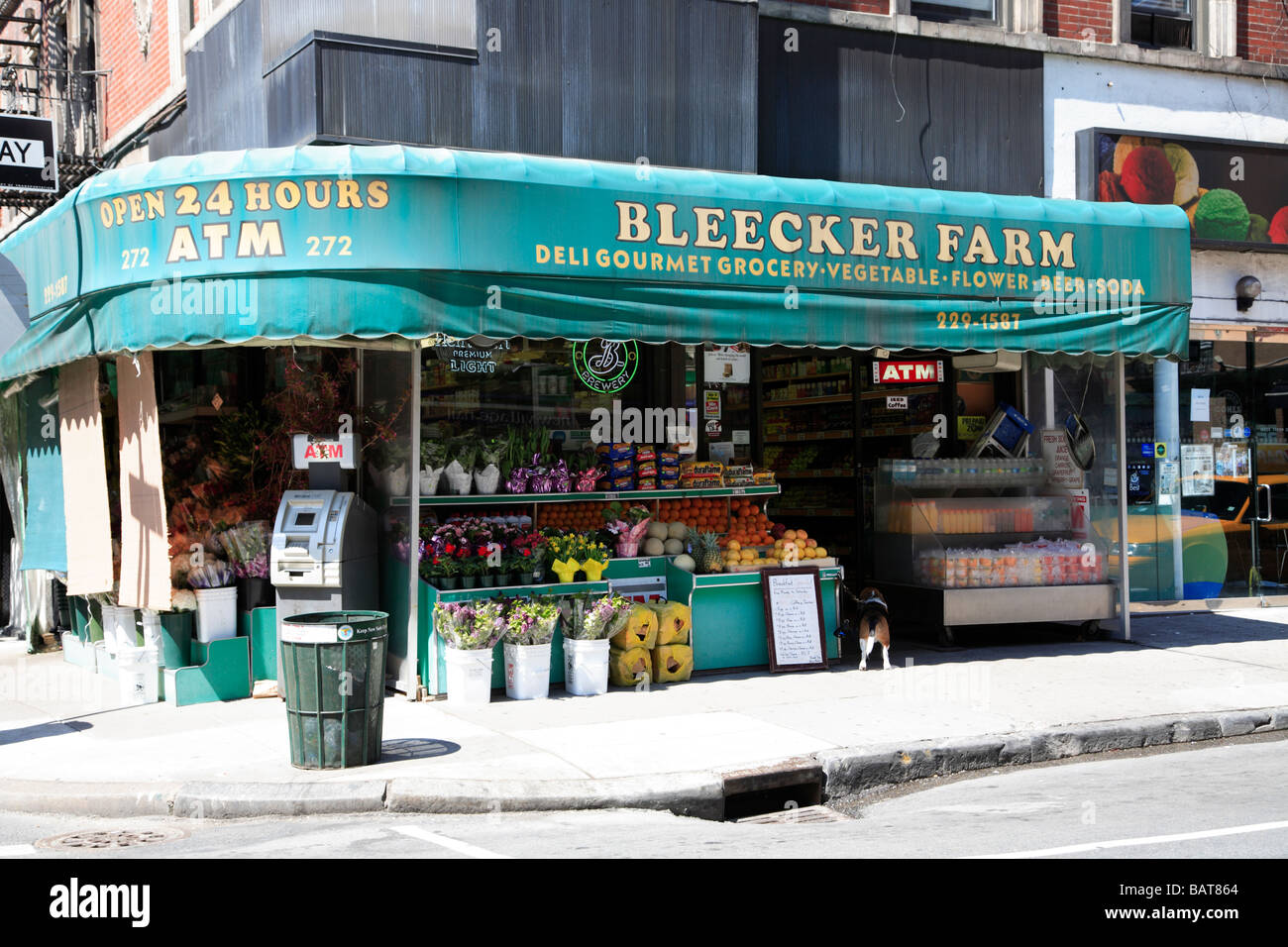 Épicier vert typique ou deli ouvert 24 heures Bleeker Street Greenwich Village New York City Banque D'Images