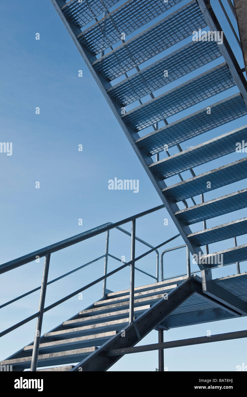 Escalier tourné contre le ciel bleu Banque D'Images