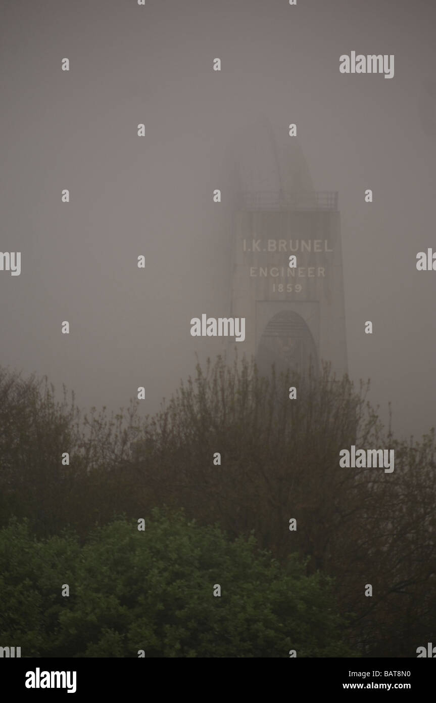 Pont sur la Rivière Tamar dans le brouillard Banque D'Images