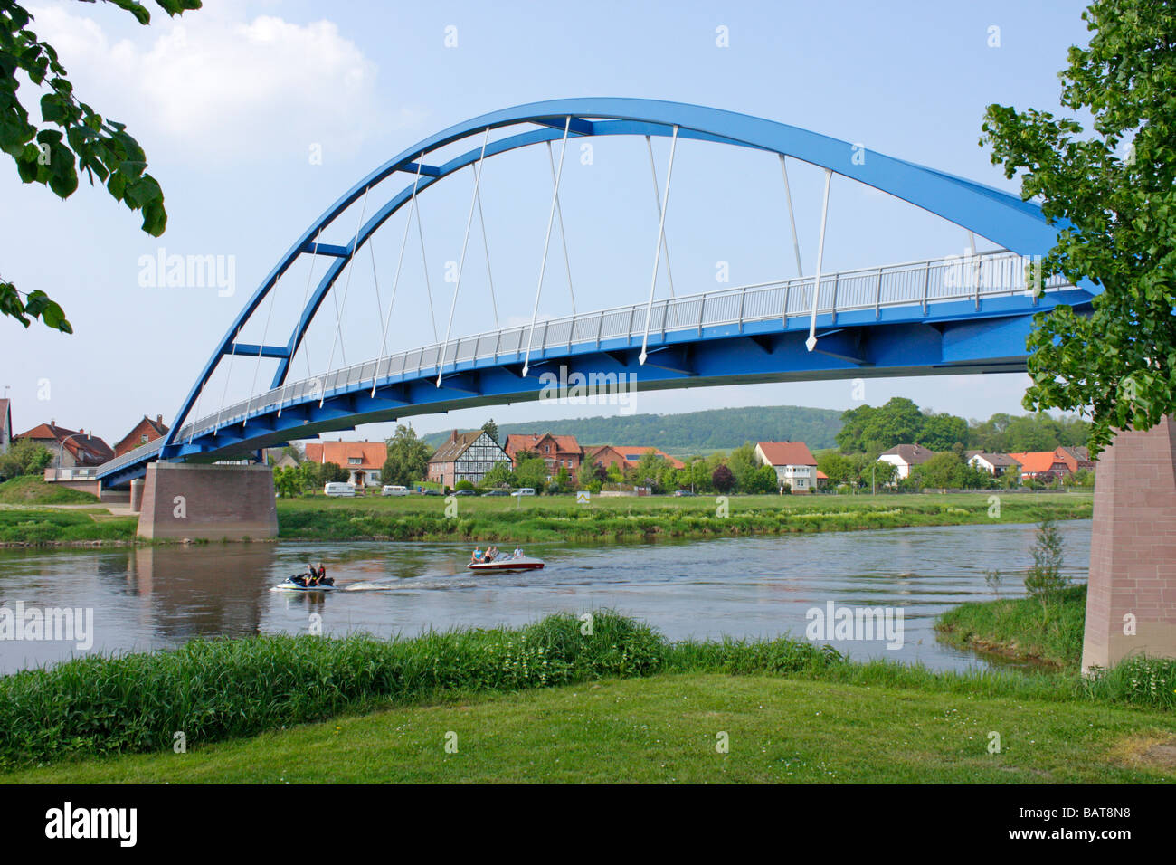 Pont sur rivière Weser de Hehlen à Daspe dans la Weser Hills en Allemagne Banque D'Images