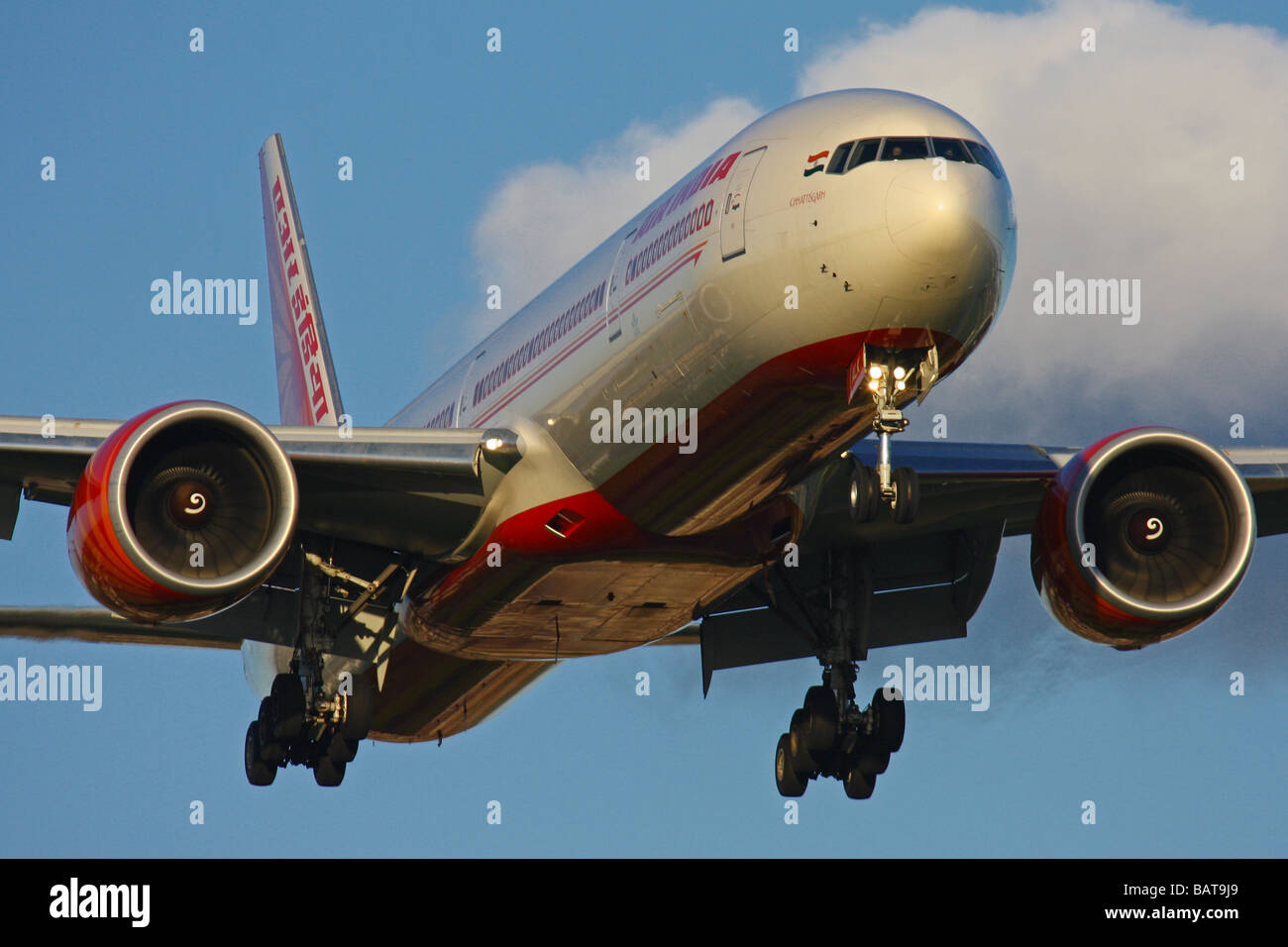 Boeing 777 de la compagnie aérienne Air India à l'atterrissage sur l'aéroport de Londres Heathrow Banque D'Images