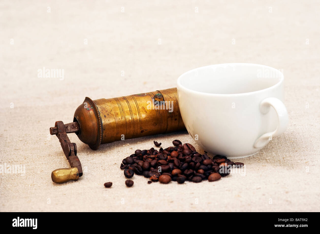 Un broyeur de café avec café en grains Banque D'Images