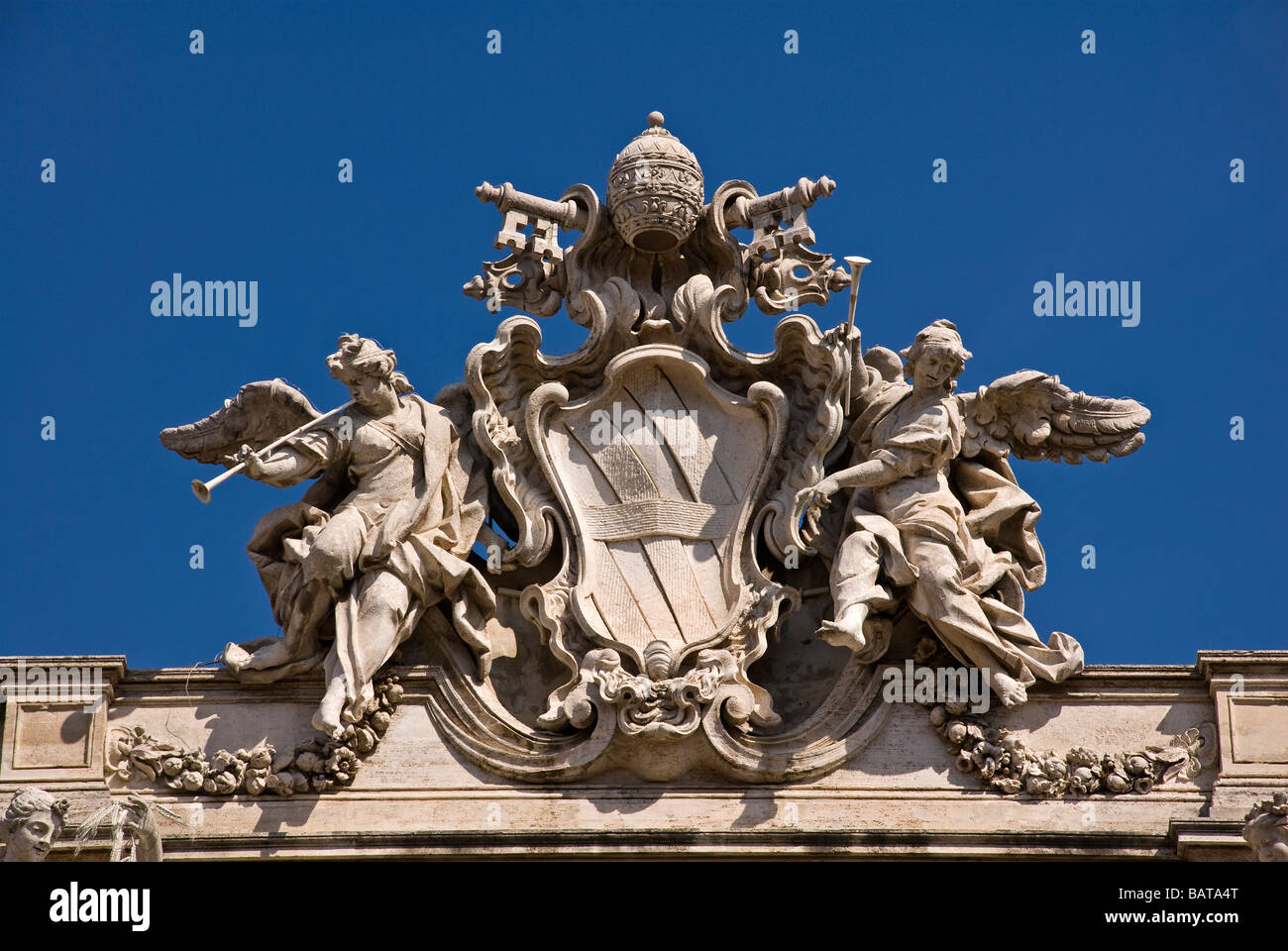 Emblème de la pape Clemente XII au-dessus de la fontaine de Trevi palace à Rome - Italie Banque D'Images