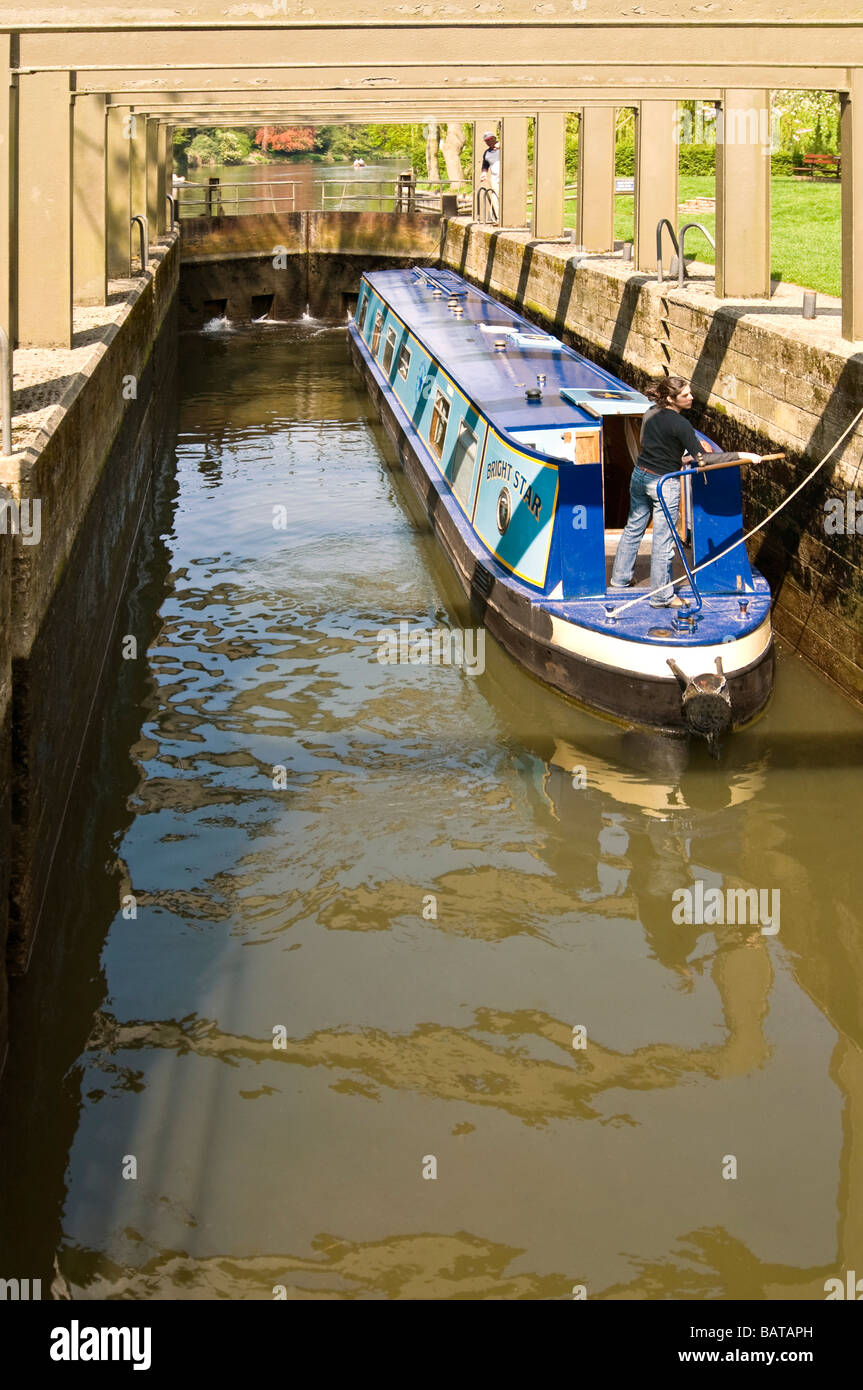 Grand angle vertical d'un grand classique à l'intérieur de la chambre de remplissage d'un verrou sur la rivière Avon, un jour ensoleillé Banque D'Images