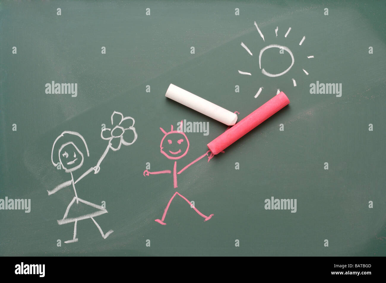 Dessin à la craie sur tableau noir du garçon et fille Photo Stock - Alamy