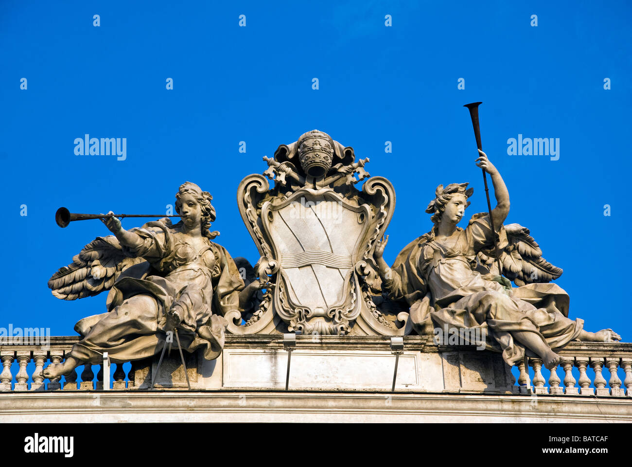 Emblème de la pape Clemente XII ci-dessus le palais du Quirinal en place Saint-Pierre à Rome - Italie Banque D'Images