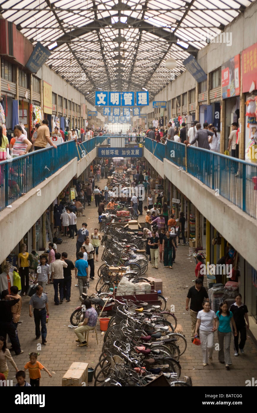 Vue le long du 7 Sanlihe marché couvert avec des magasins. Dans la province de Shanxi 7 sanlihe est une des provinces les plus polluées en Chine Banque D'Images