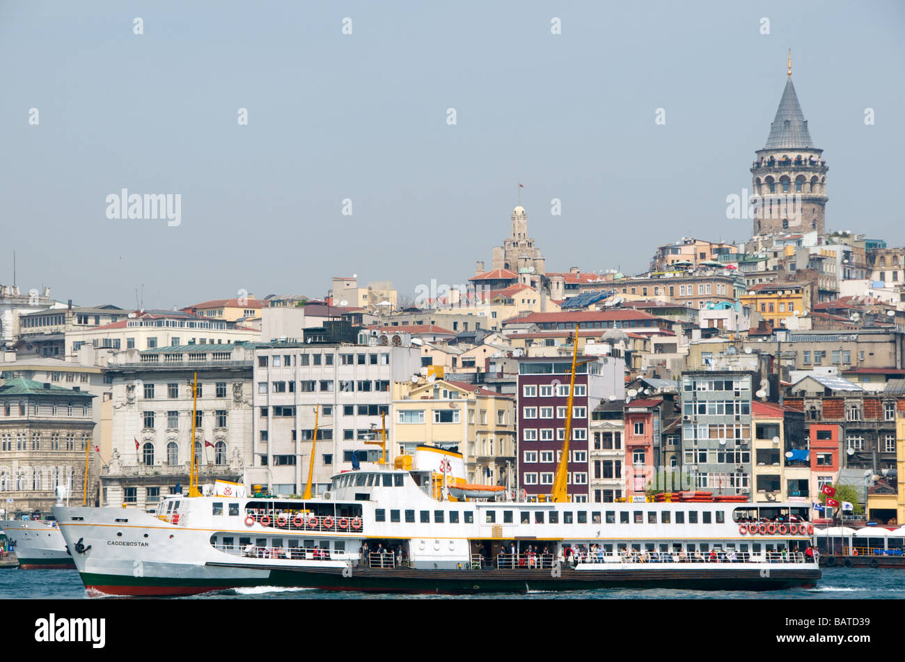 Ferry passant la tour de Galata, Istanbul, Turquie Banque D'Images