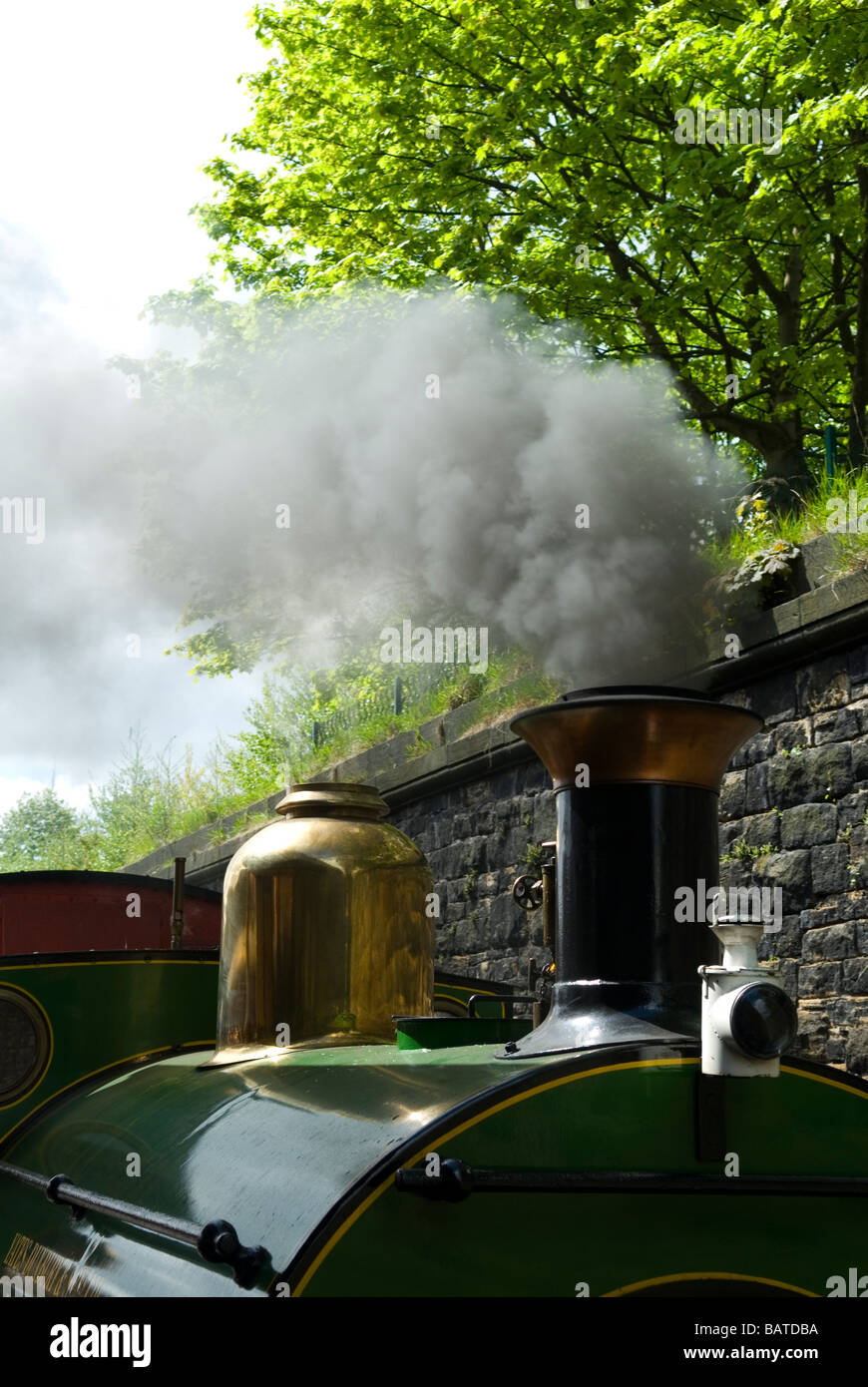 Close up d'un train à vapeur avec de la fumée de cheminée Banque D'Images