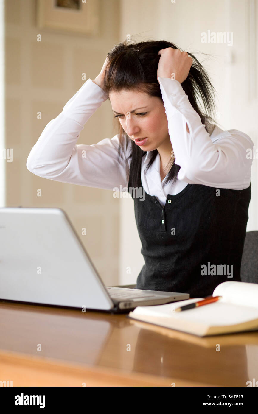 Femme a souligné in office Banque D'Images