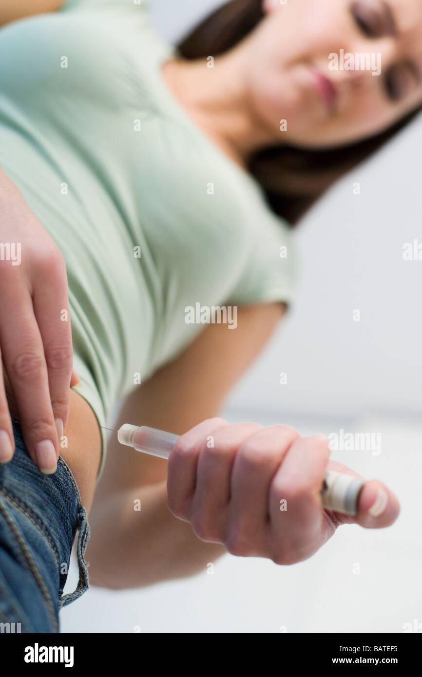Stylo à insuline. Femme lui-même l'insuline avec une seringue hypodermique. Banque D'Images