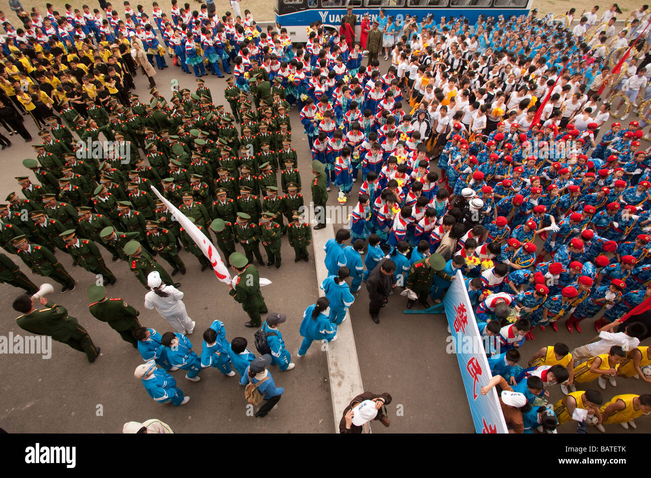 Les enfants de l'école au stade sportif de la ville de répéter pour un défilé devant les dirigeants du Parti de la province de Jilin CHANGCHUN, Chine. Banque D'Images