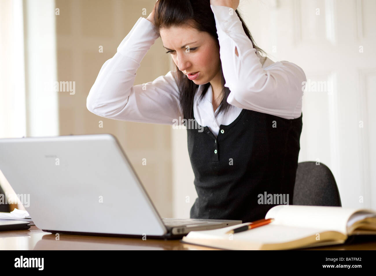 Femme a souligné in office Banque D'Images