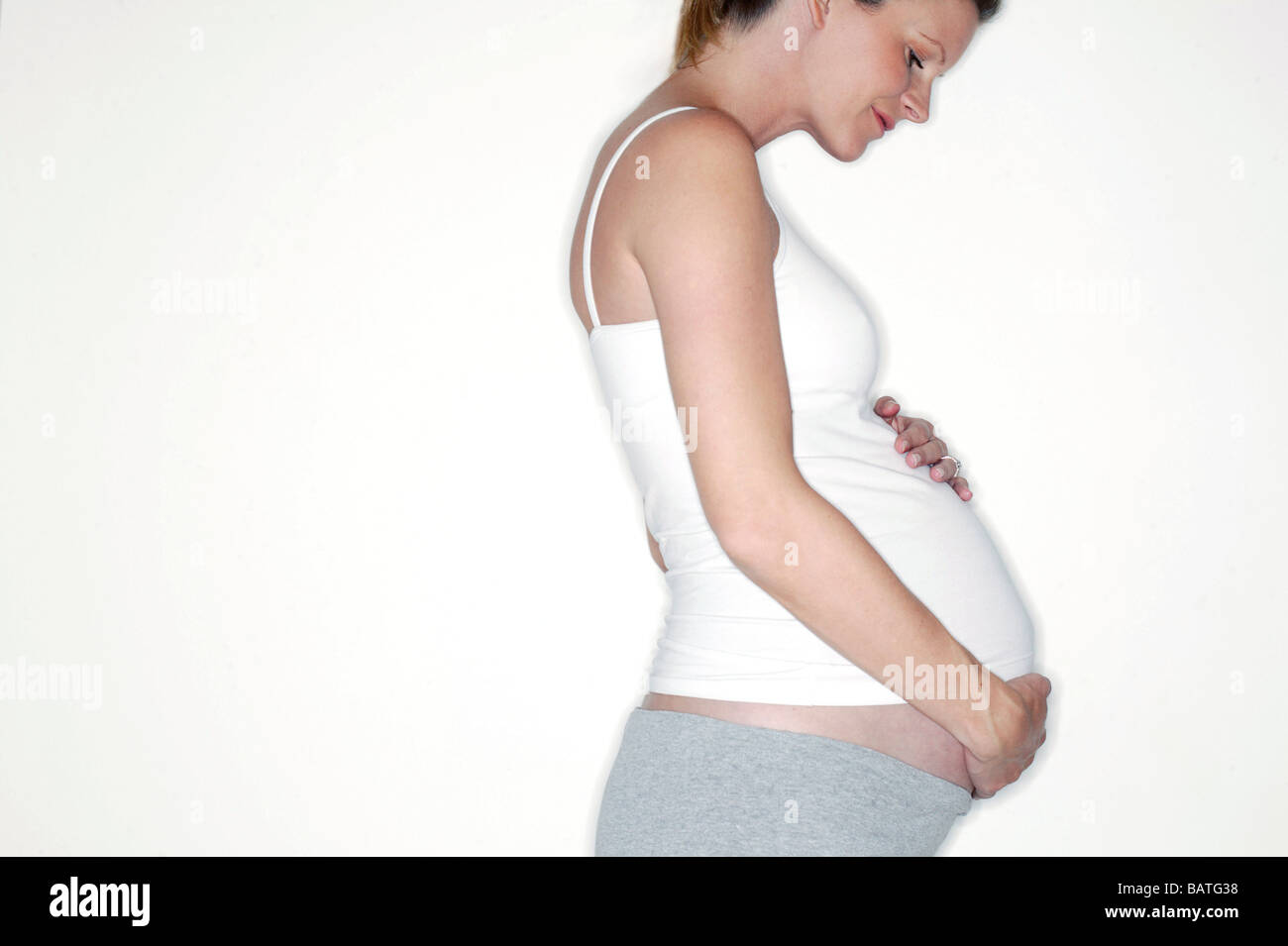 Pregnant woman holding her abdomen gonflé. Elle en est à son ...