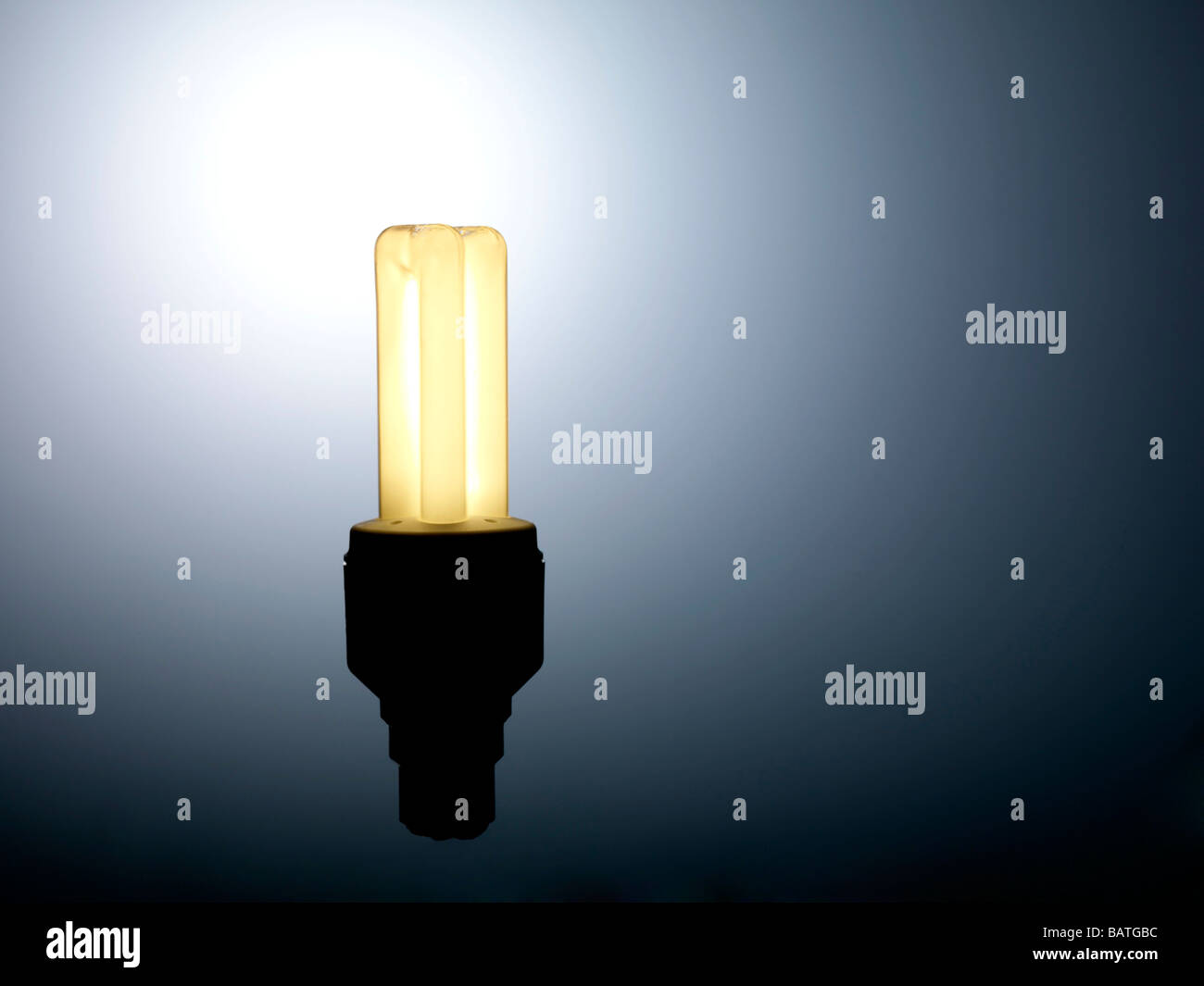 Ampoule à économie d'énergie, en marche. Banque D'Images
