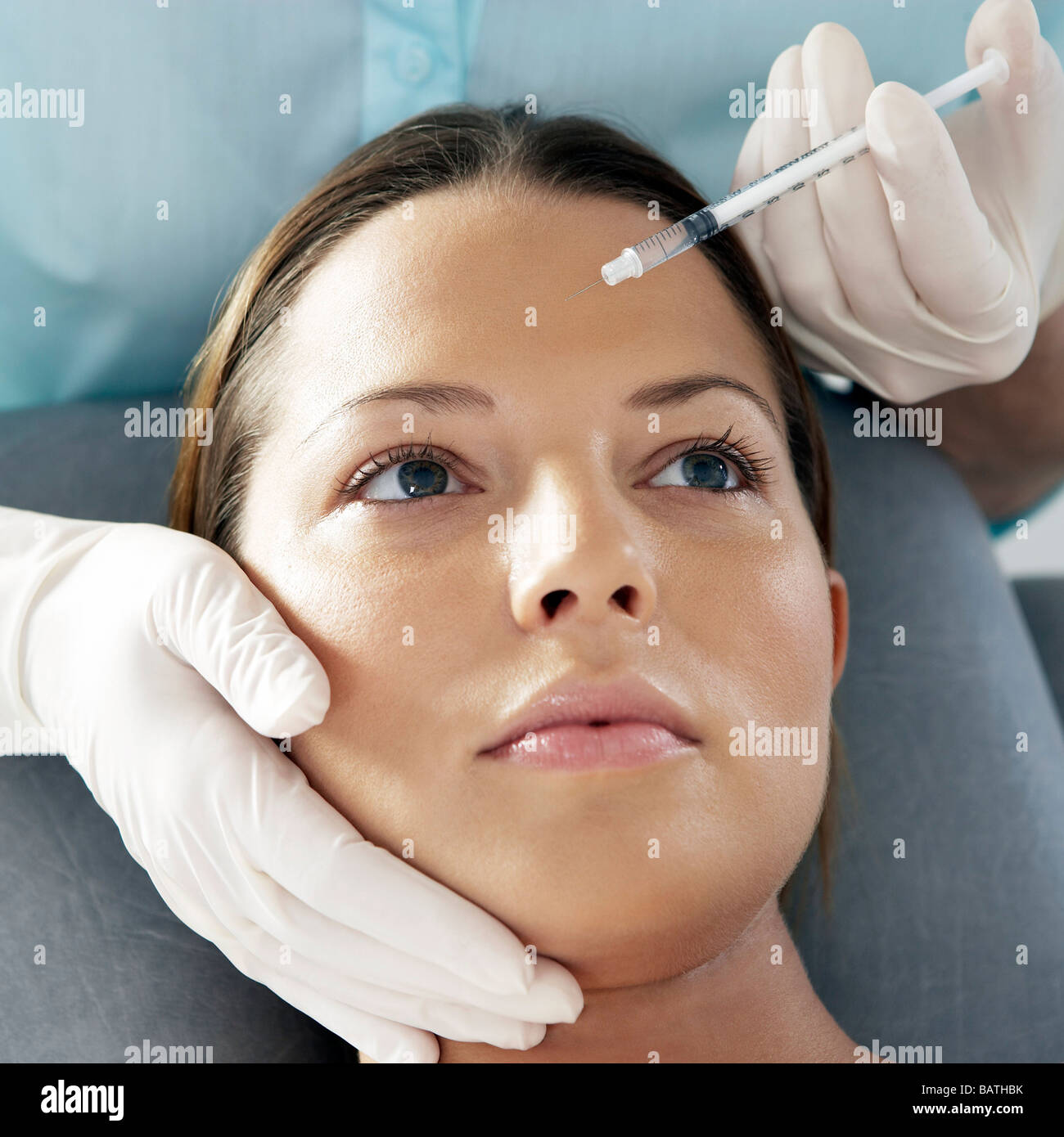Le traitement de Botox. Client botox injecté dans son front. Banque D'Images
