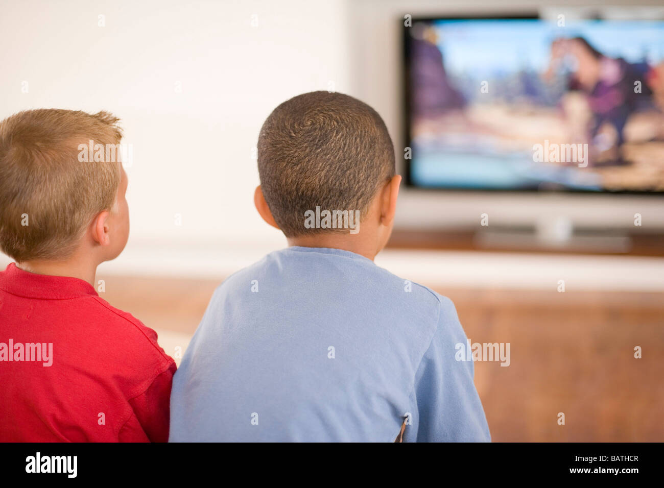 Les enfants de regarder la télévision. Banque D'Images