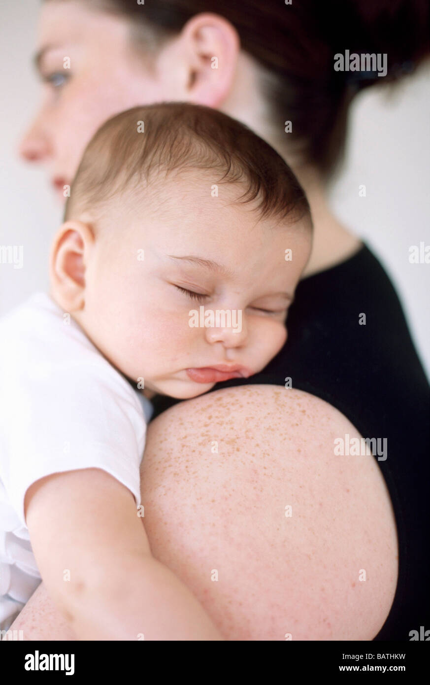Bebe Endormi Chef D Un Coin Couchage 5 Mois Bebe Fille Reposant Sur L Epaule Gauche De Sa Mere Photo Stock Alamy