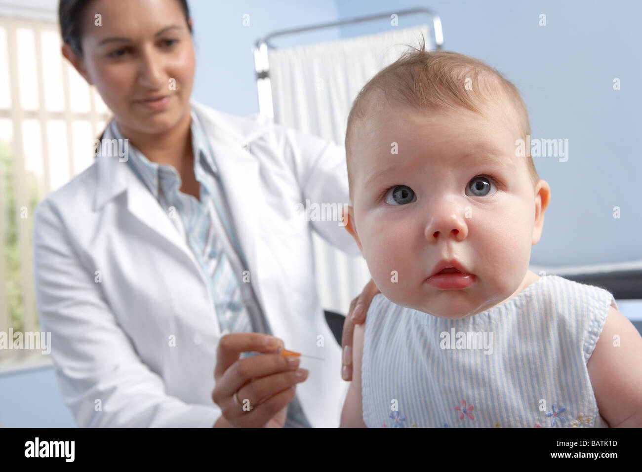 La Vaccination 5 Month Old Baby Girl Ayant Un Vaccin Injecte Dans Le Bras D Une Seringue Photo Stock Alamy