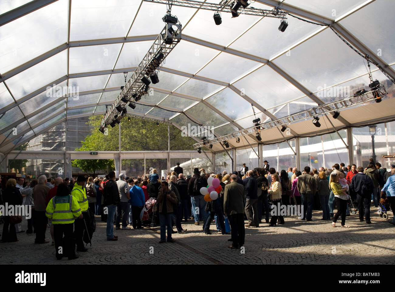 Les gens sous une tente géante dans Albert Square Manchester pour le festival espagnol Banque D'Images