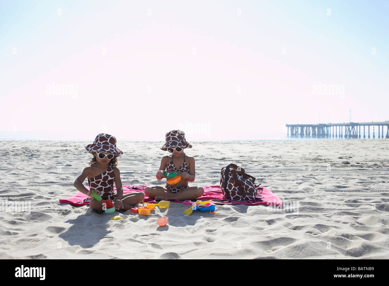 Young mixed race girls playing at beach Banque D'Images