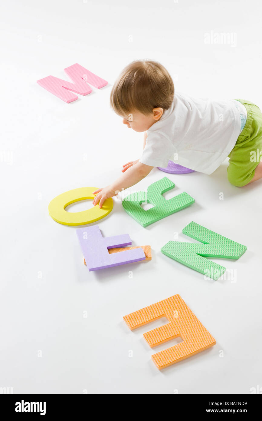 Bébé Garçon jouant avec des lettres Banque D'Images