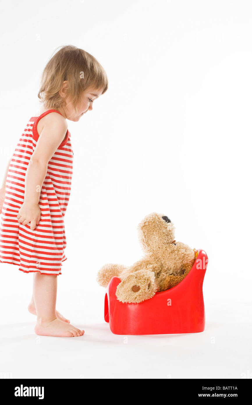 Bebe Fille Ours D Enseignement D Utiliser Petit Pot Photo Stock Alamy Bebe Fille Ours D Enseignement D Utiliser Petit Pot Photo Stock Alamy