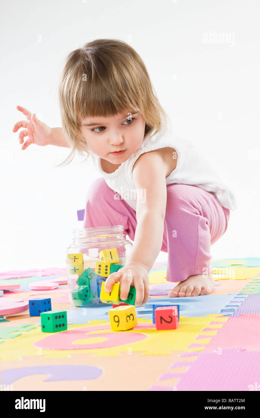 Petite fille jouant avec des jouets de l'éducation Banque D'Images