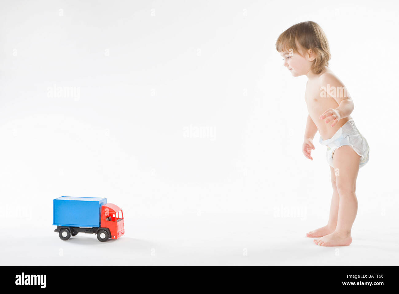 Baby Girl Playing with toy truck Banque D'Images