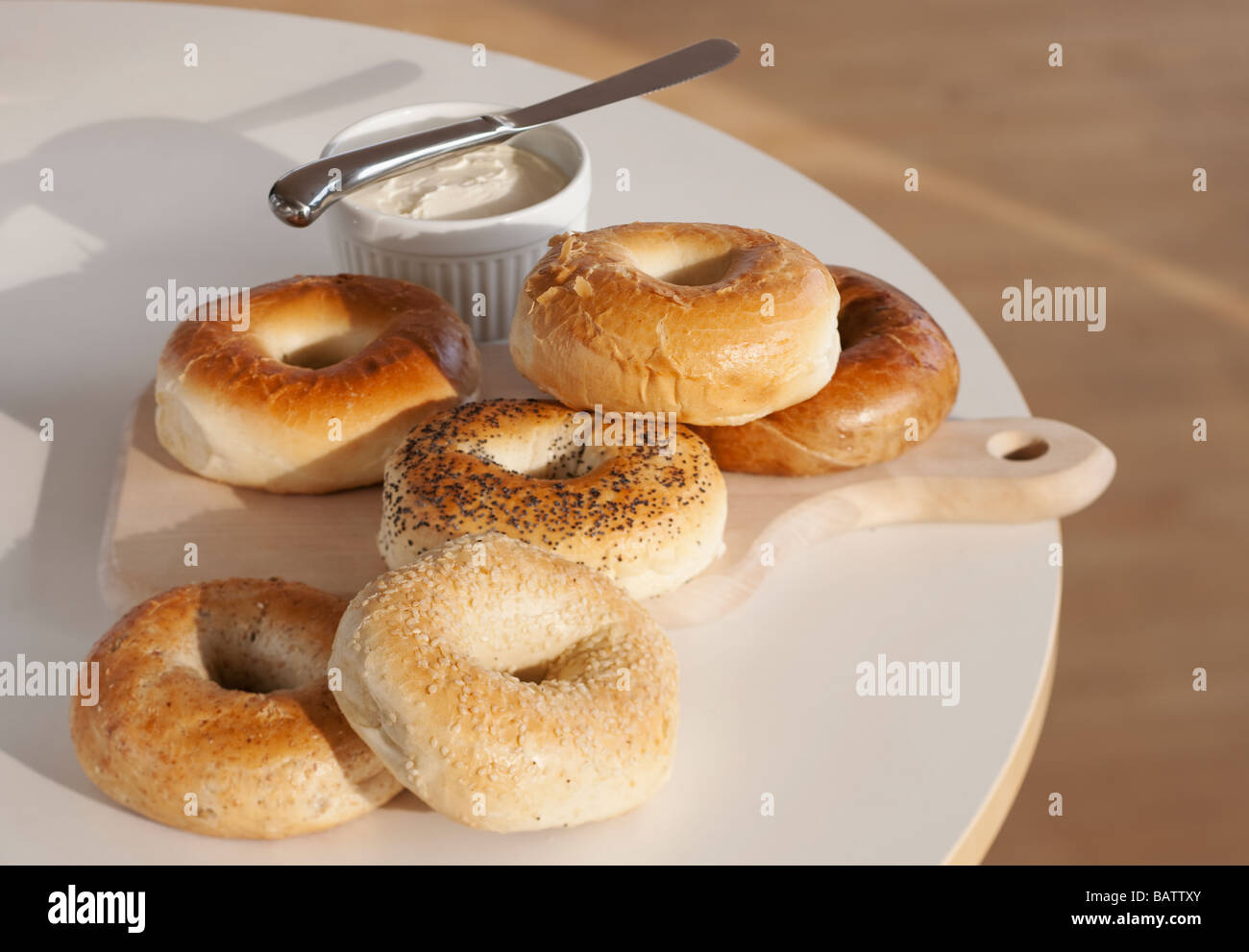 Bagels et fromage crème sur la table Banque D'Images